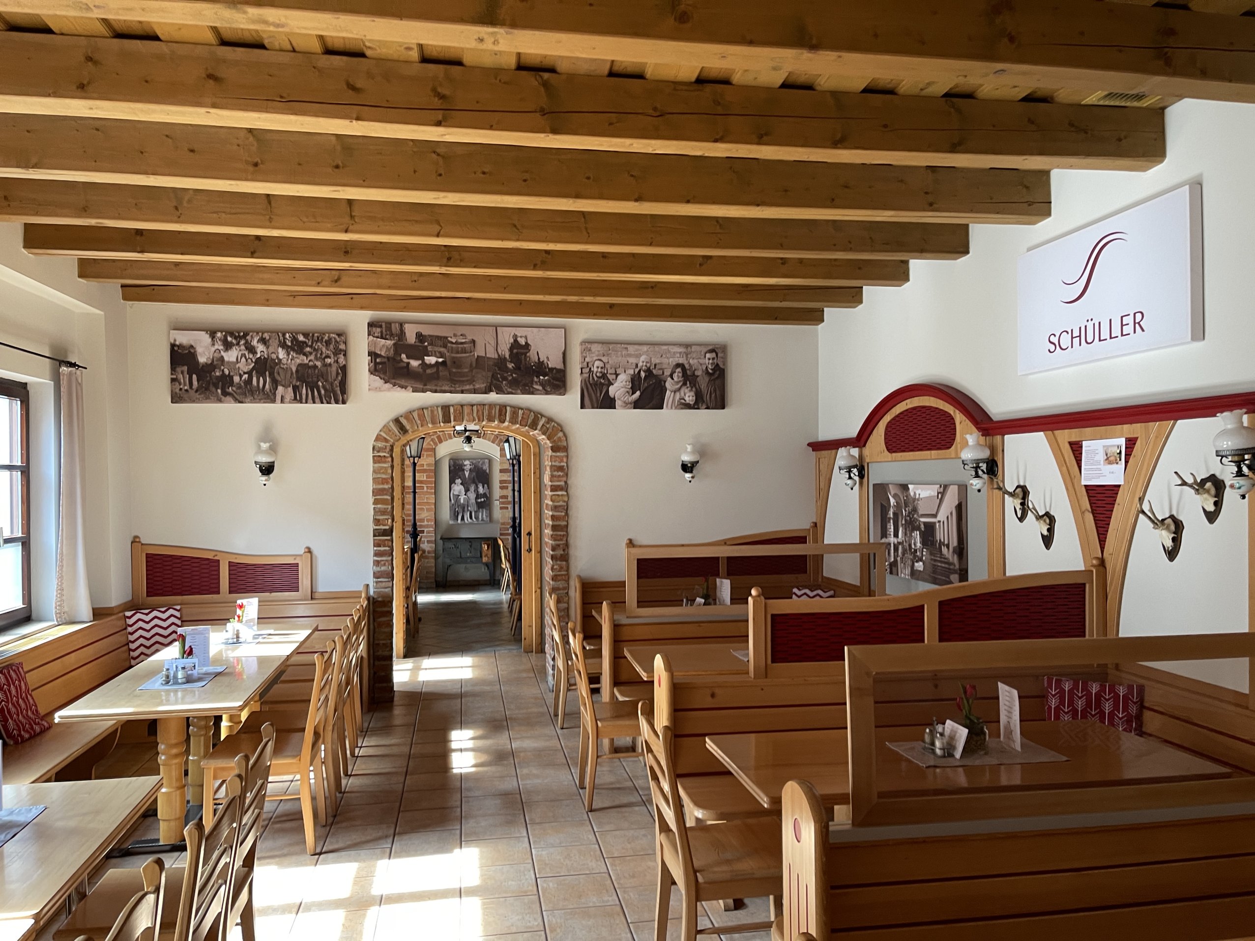 Coustiq Raumakustik mit Bildabsorbern Heuriger Schüller