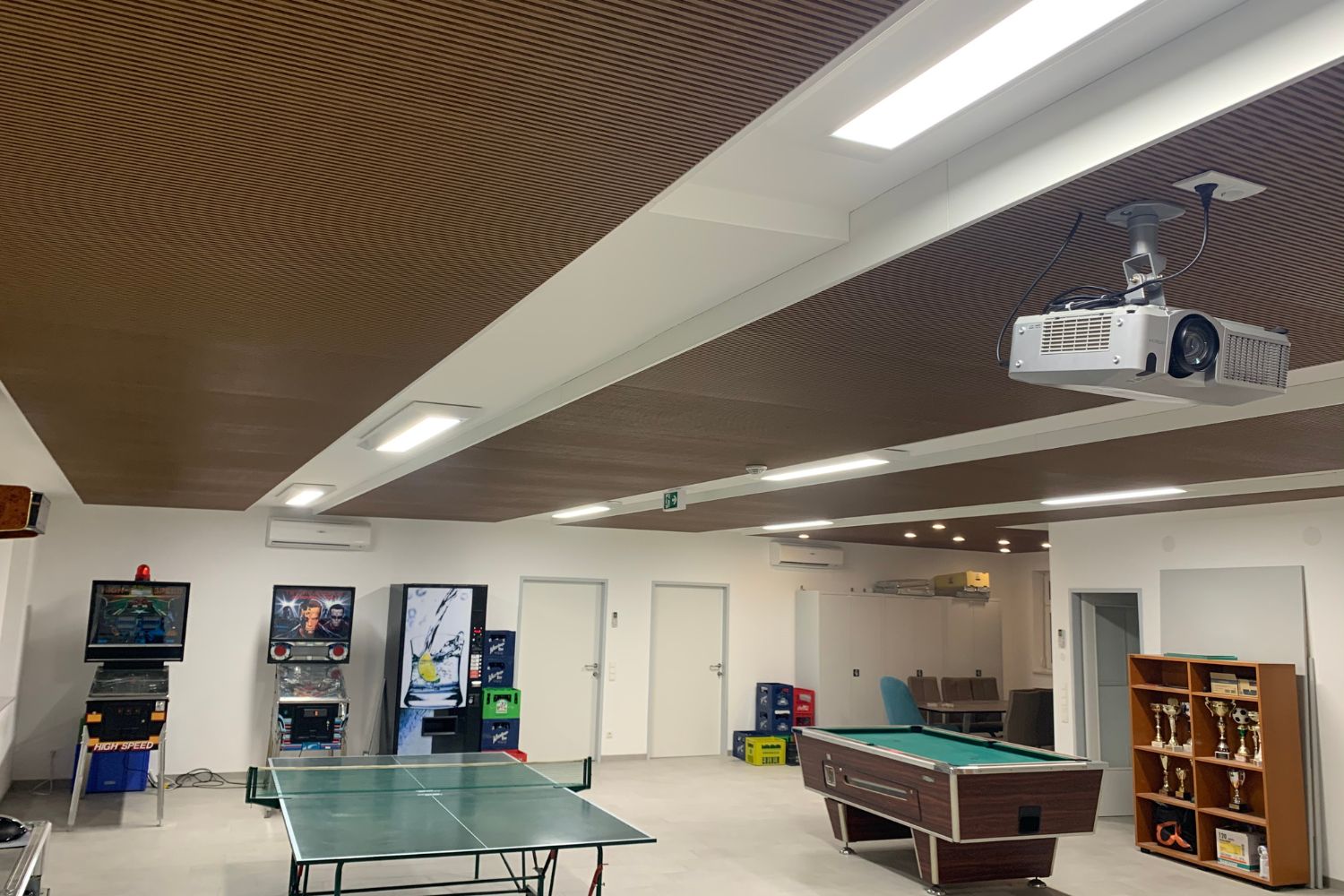 Akustikdecke von Coustiq im Freizeitraum der Firma Wieselthaler